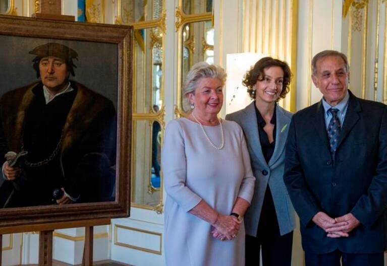 Audrey Azoulay, Henrietta Schubert et Christophe Bromberg posent à côté du tableau "Portrait d'homme"