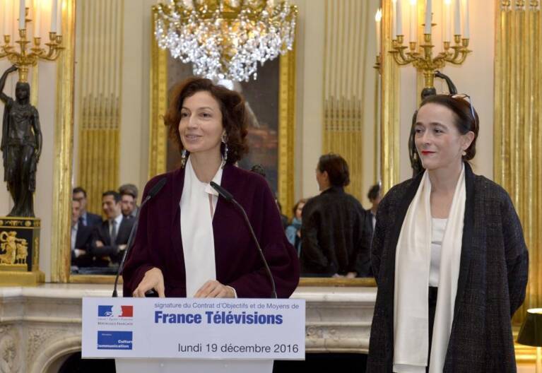 Audrey Azoulay, au pupitre et Delphine Ernotte Cunci, lors de la signature du COM 2016-2020 de France Télévisions