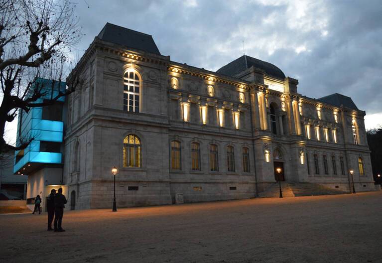 Le musée Crozatier au Puy-en-Velay - vue nocturne de la nouvelle façade côté rue Antoine Martin