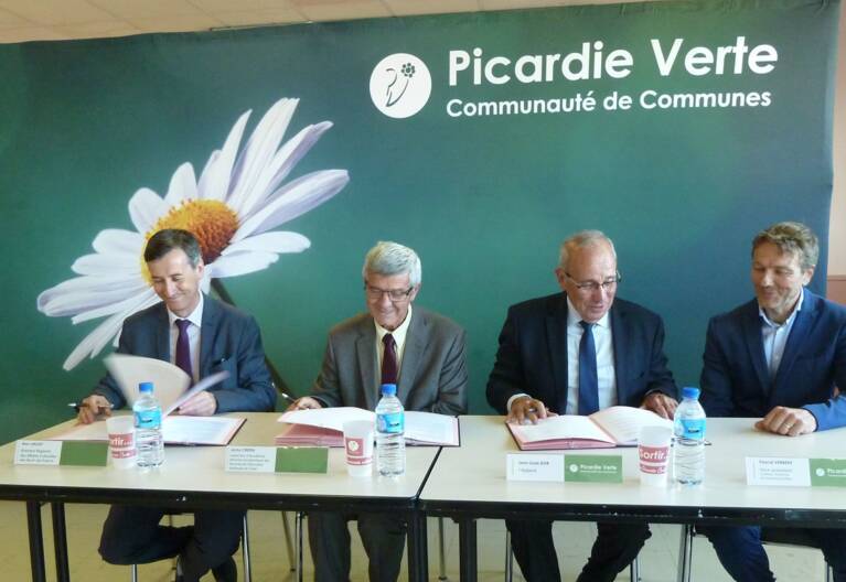 4 personnalités signant le contrat Culture-ruralité
