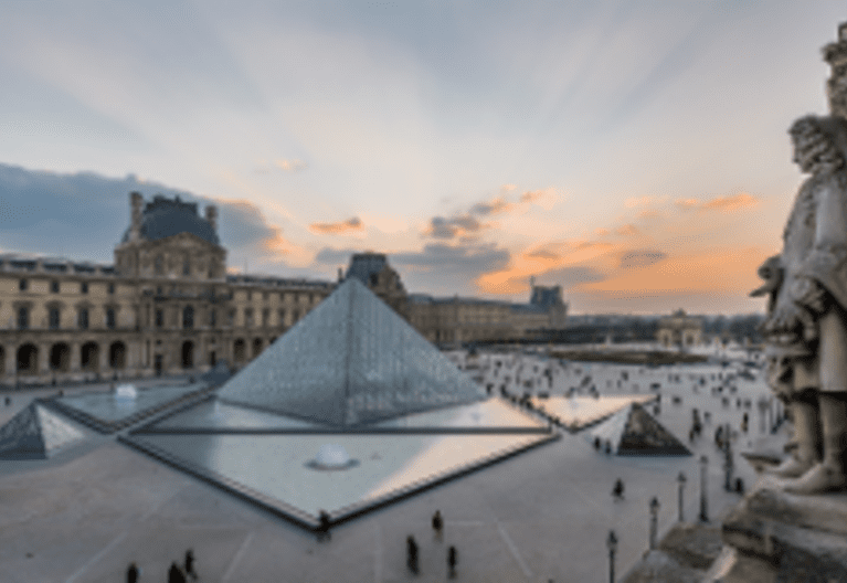 Vue sur la Pyramide du Palais du Louvre au couchant