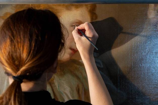femme peinture tableau restauration