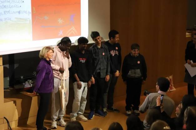 femme 5 adolescents remise prix patrimoines musée
