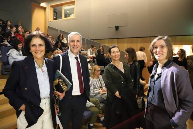trois femmes un homme souriants remise prix patrimoines musée