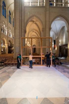 cadre bois hommes église