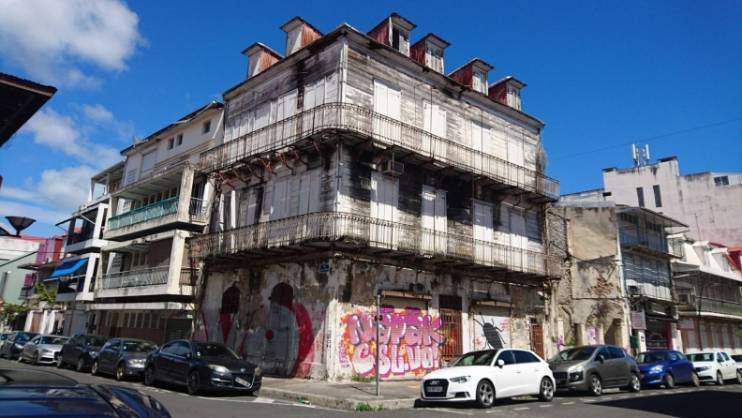 L'immeuble Bob Halley, situ&eacute; dans le centre de Pointe-&agrave;-Pitre, a &eacute;t&eacute; identifi&eacute; car pr&eacute;sentant des caract&eacute;ristiques architecturales remarquables, notamment en mati&egrave;re d'architecture vernaculaire. Ce carrousel de deux photos montre le avant - apr&egrave;s des travaux de r&eacute;habilitation.