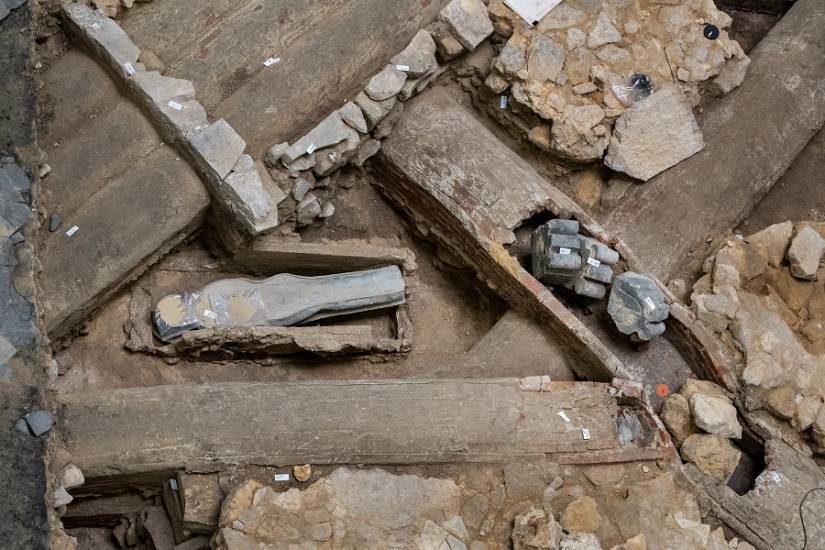 Vue du sarcophage en plomb entouré des carneaux de chauffage du XIXe siècle. © Denis Gliksman, Inrap