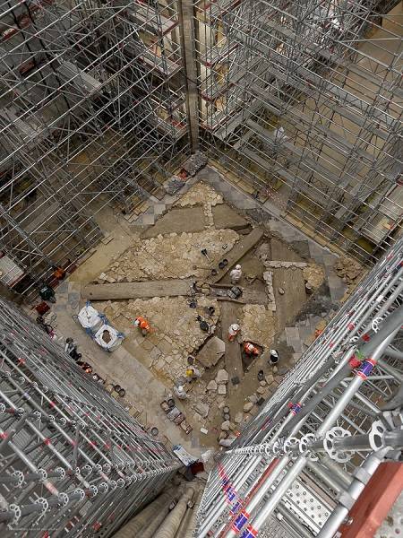 Vue générale de la fouille de la croisée du transept de Notre-Dame depuis les échafaudages © Denis Gliksman, Inrap