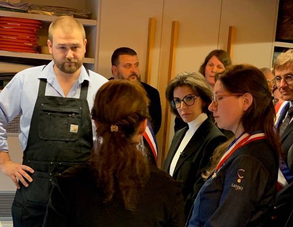 La ministre de la Culture pensant la visite de l’exposition Esprit voyageur de Saba NIKNAM
