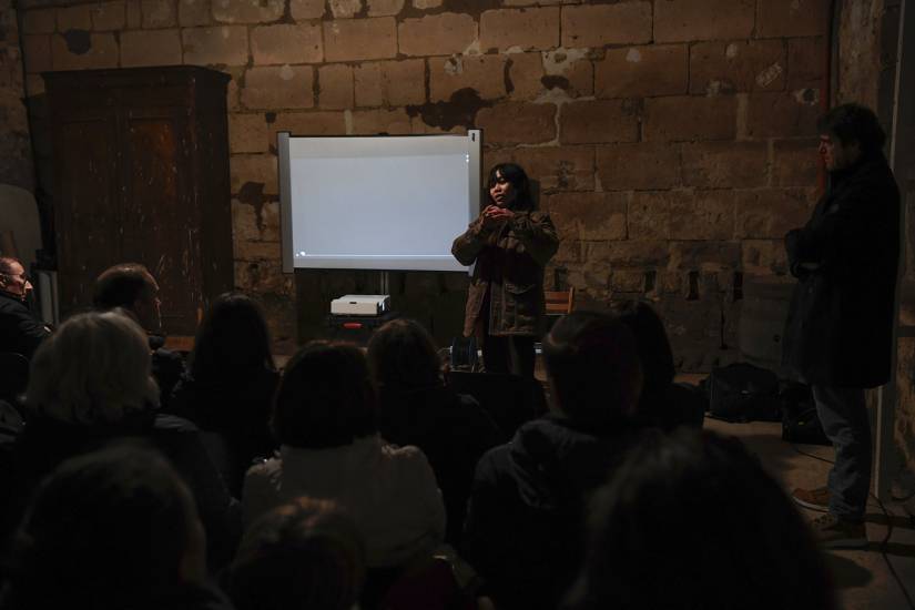 PHOTO 2 : Lintang Ratuwulandari présente son film devant les participants.