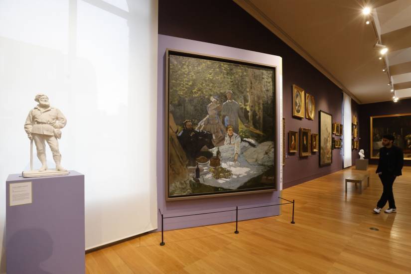 personne_regardant_tableau_monet_dans_musée