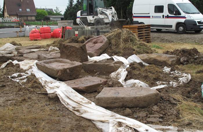 Mise au jour de stèles antiques, à Niederhergheim (Haut-Rhin), lors de travaux sur une route départementale