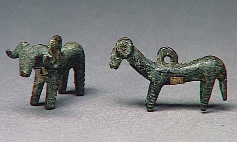 Deux pendentifs en forme de bélier, bronze, fonte à la cire perdue, patine verte, 6e siècle av JC, Chantilly, musée Condé © Ojéda R G ; © Réunion des musées nationaux