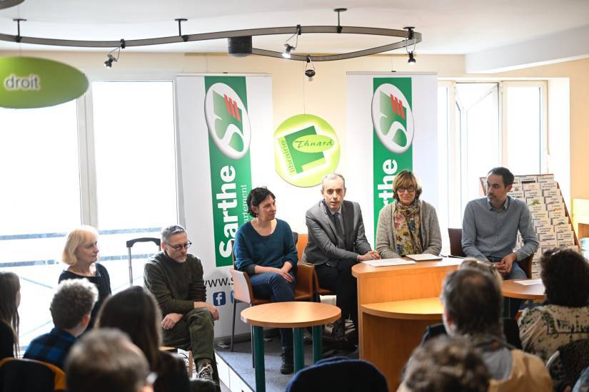 Jeunes en librairie Sarthe.jpg
