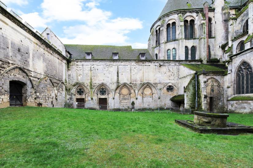 PHOTO 2 : Cour extérieure de la cathédrale de Noyon.