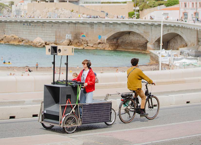 Remorque équipée d'un système de sonorisation Pikip Solar Speakers