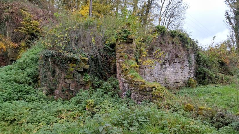 La porterie sud de l'abbaye de Morimond en 2023, avant le chantier de bénévoles