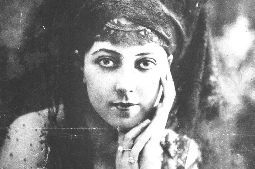 FILMS DU HORLA - PORTRAIT DE MUSIDORA DANS UNE REVUE 1920-site.jpg