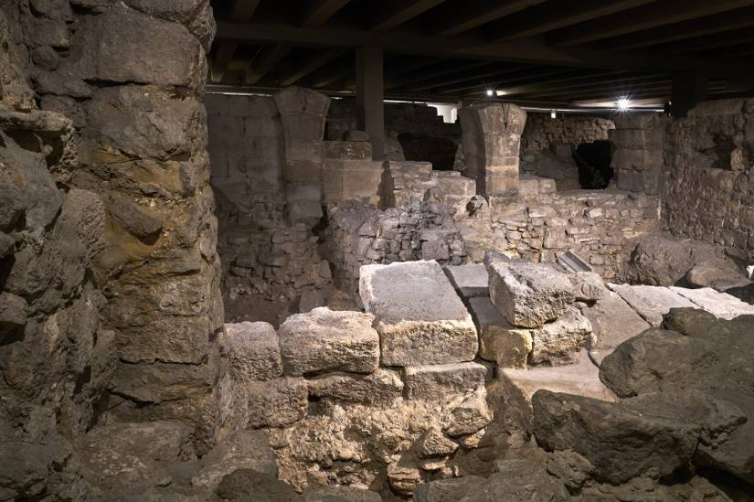 crypte archéologique ile de la cité - Pierre Antoine - Paris Musées - Musée Carnavalet-site.jpg