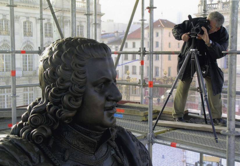 photo d'un photographe en train de prendre une statue en photo