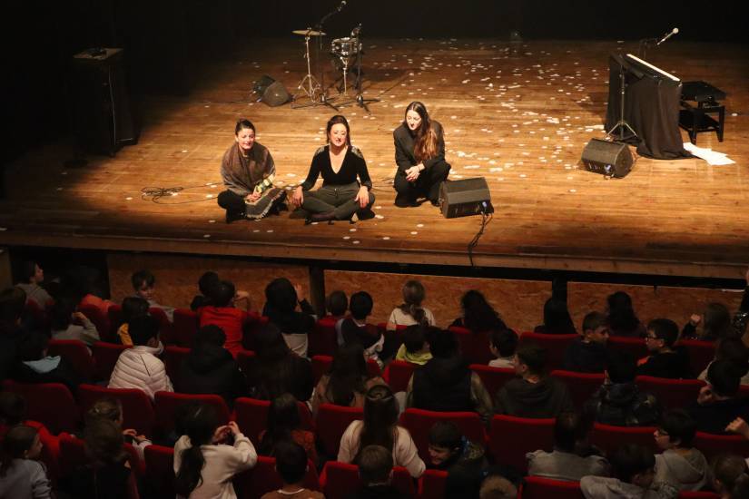 Rencontre artistes-scolaires après la représentation crédits Théâtre dans les Vignes.JPG