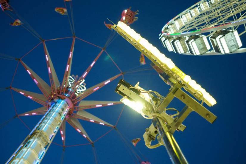 photo de manège de fête foraine vu d'en bas, photo de nuit