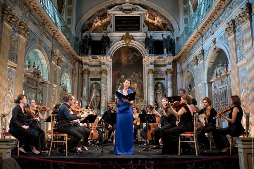 femme cantatrice robe bleue orchestre violons violoncelles concert Château de Fontainebleau