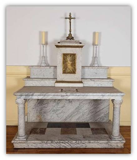 Autel, tabernacle, gradins, marbre et laiton fin du XIXe siècle.jpg