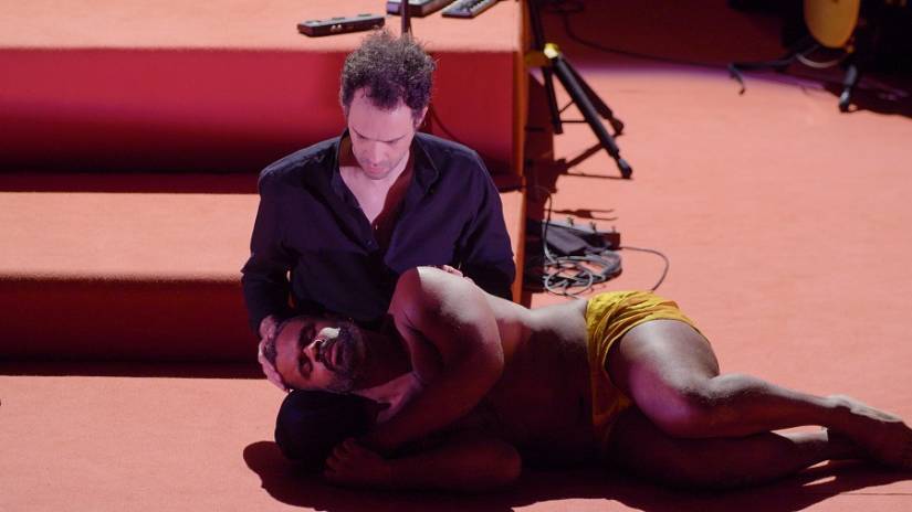 deux hommes scène