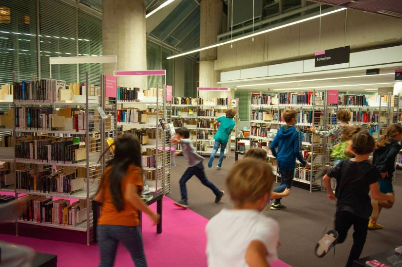 Vue d'une bibliothèque bordelaise avec des enfants qui courent