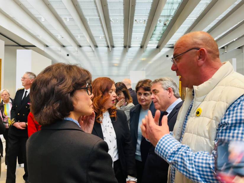 Rachida Dati, ministre de la Culture, écoute attentivement Karl, médiateur d'un jour, qui s’exprime avec passion.