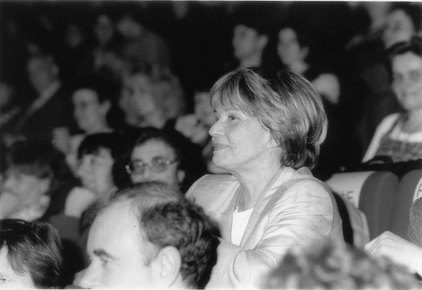 femme assise salle  spectacle