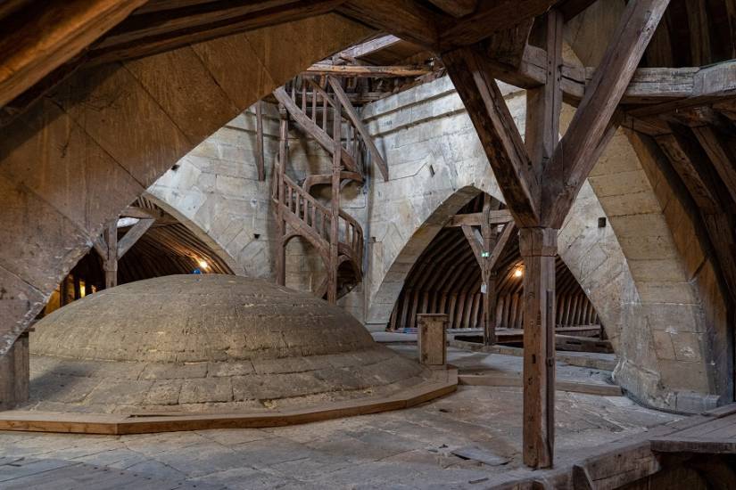 Vue du grand comble avant l’opération de recoupement d’installation de la cathédrale Saint-Louis de Versailles © DRAC Île-de-France / Nicolas Thouvenin