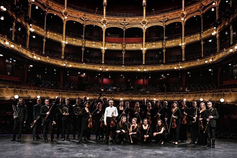 groupe musiciens violons violoncelles salle théâtre spectacle
