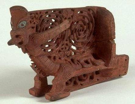 Polynésie, Nouvelle-Zélande, Proue, pirogue (élément, en miniature), bois enduit d'ocre rouge, Boulogne-sur-Mer ; Château-musée © Claude Thériez