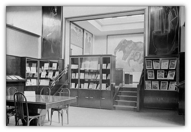 Ensemble historique mobilier dit de la bibliothèque Laprade.jpg