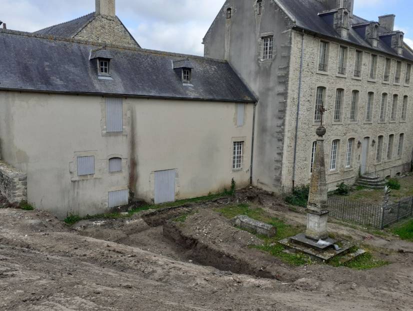 Vue des premiers sondages réalisés à l emplacement de l ancien cimetière des Augustines.JPG