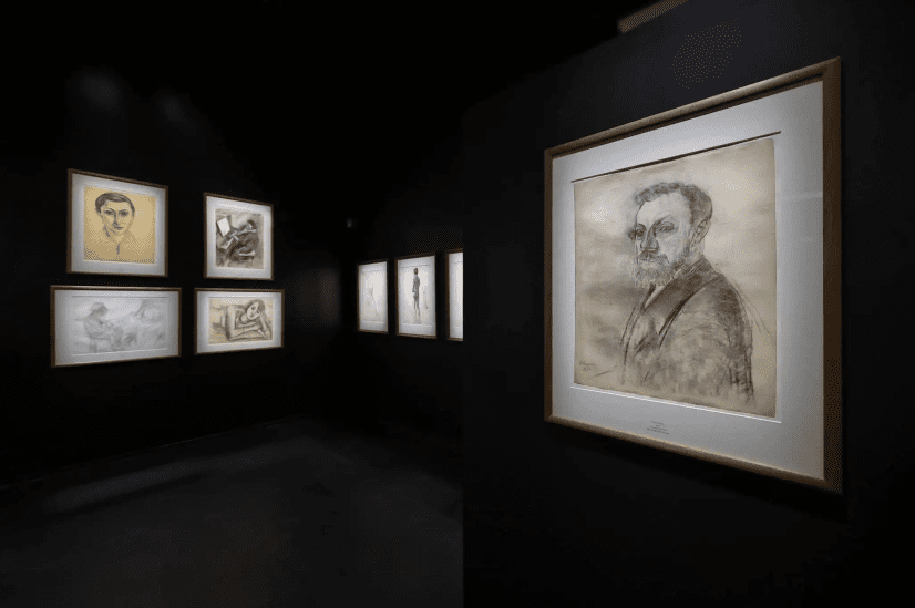 vue du cabinet d'art graphique sur les murs sombres, des dessins de Matisse, dont un autoportrait au premier plan, sont doucement éclairés et baignent dans une atmosphère tamisée.