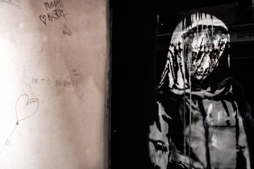 photo de la jeune filletriste de banksy: dessin en noir et blanc d'une jeune fille qui baisse la tête