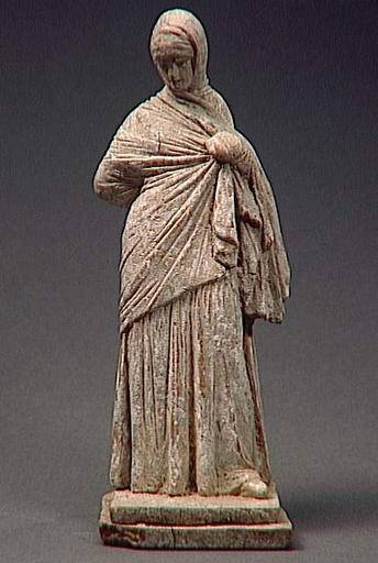 Femme drapée et voilée, figurine de Tanagra, argile, 4e siècle av JC, Chantilly, musée Condé © Ojéda R G ; © Réunion des musées nationaux - utilisation soumise à autorisation