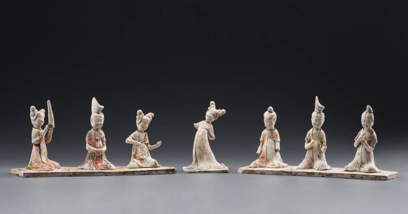 Vue de statues en terre cuite du musée Guimet : sept personnages (musiciennes et danseuses)