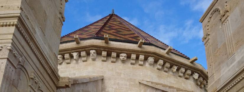 Cathédrale de Langres : corniches romanes et ses corbeaux moulurés, zoomorphes ou anthropomorphes