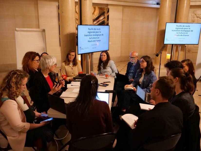 Sur la première photo, un groupe d’individus est assis et discute autour d'une table. Deux écrans derrière affichent le texte "Feuille de route régionale pour la transition écologique de la Culture en Hauts-de-France".