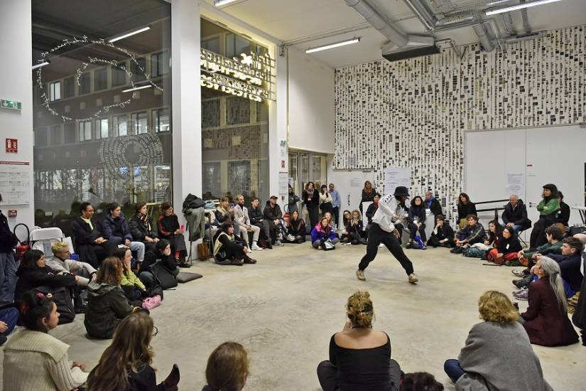 Nicolas FAUBERT, danseur : performance intitulée "Une ode aux défis" lors de la Journée professionnelle annuelle du 15 novembre 2024 organisée aux Réserves du FRAC (Fonds régional d'art contemporain) d’Île-de-France à Romainville - TRAM FRAC IDF © Ph. Lebruman 2024