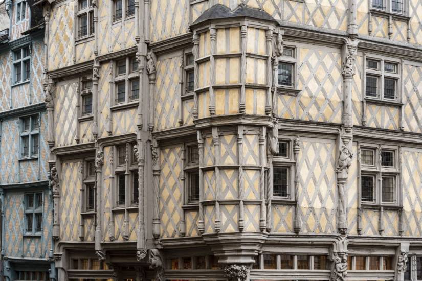 photo d'un bâtiment historique du centre d'Angers, pris en gros plan, maison à colombage