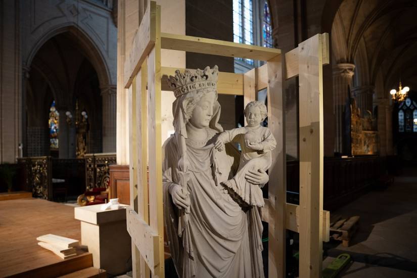 La statue la "Vierge à l'Enfant"  retrouve la cathédrale Notre-Dame de Paris © DRAC Île-de-France - Nicolas Thouvenin