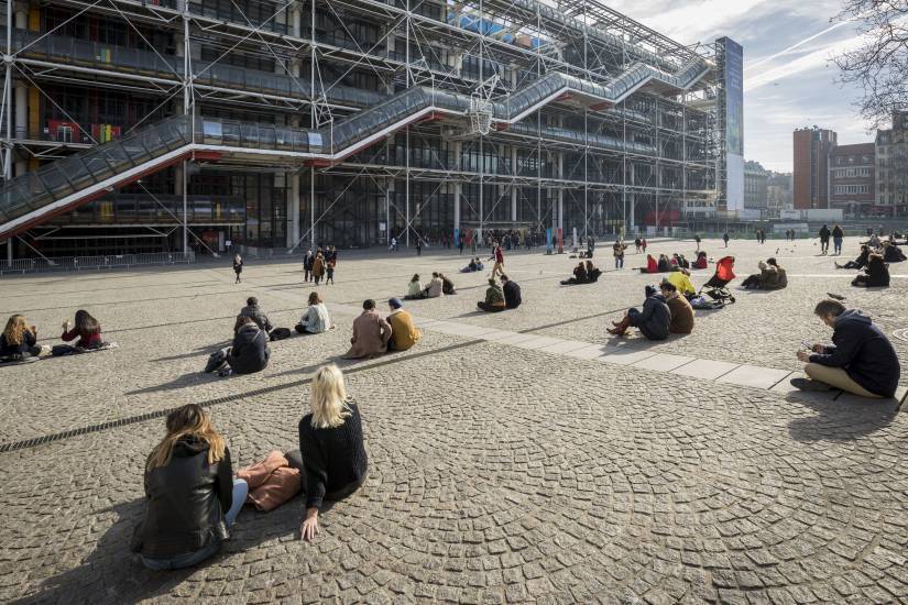 Vue de la piazza du Centre Pompidou à Paris avec des gens assis