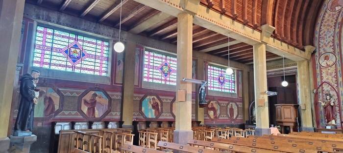 L'église Saint-Maixent témoigne de la période Art-déco avec ses vitraux, plafonds, mosaïques et fresques murales hautes en couleurs.