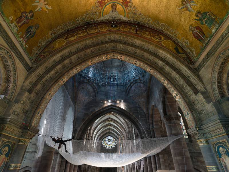 Cathédrale de Strasbourg. Mise en place d’un filet de protection au-dessus du chœur en prévision des travaux de restauration de la coupole, par le cordiste Maxime Storck de la société de Acromax