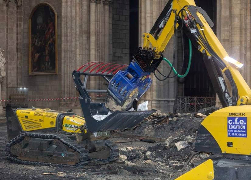 Prélèvement des vestiges à Notre-Dame de Paris par des robots télécommandés © C2RMF - Alexis Komenda